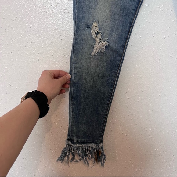 KanCan Los Angeles Jeans, Size 3 / 25 waist, distressed light wash, ankle fringe - Picture 6 of 7